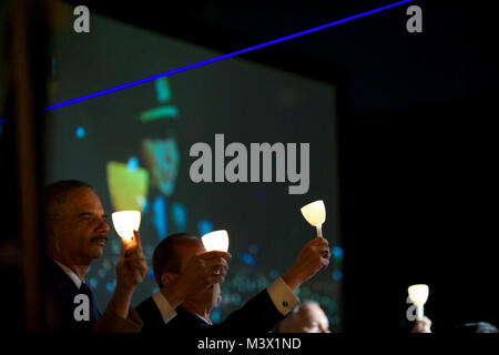 Die 25. jährliche Mahnwache an der nationalen Strafverfolgungsbehörden Memorial wurde am 13. Mai 2013 hielten Polizeibeamte, die in der Linie der Aufgabe zu ehren, der starb. Foto von: Shane T. McCoy/US Marshals CandleLightVigil - 010 Stockfoto