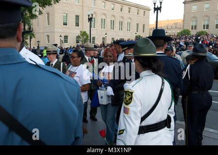 Die 25. jährliche Mahnwache an der nationalen Strafverfolgungsbehörden Memorial wurde am 13. Mai 2013 hielten Polizeibeamte, die in der Linie der Aufgabe zu ehren, der starb. Foto von: Shane T. McCoy/US Marshals CandleLightVigil - 007 von US-Marshals Service Stockfoto