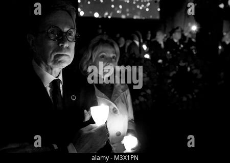 Die 25. jährliche Mahnwache an der nationalen Strafverfolgungsbehörden Memorial wurde am 13. Mai 2013 hielten Polizeibeamte, die in der Linie der Aufgabe zu ehren, der starb. Foto von: Shane T. McCoy/US Marshals CandleLightVigil - 040 von US-Marshals Service Stockfoto