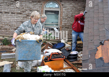 Master Sgt. Cherry Bina, 137 Instandhaltungsgruppe, Oklahoma Air National Guard, erholt sich persönliche Gegenstände, die aus Ihrem Haus, dass ein stark war nach einem verheerenden tornado Hit in der Moore, Okla. beschädigt Mai 20, 2013. (U.S. Air Force Foto von Maj. Jon Quinlan) 130520-F-ZZ 999-890 durch AirmanMagazine Stockfoto