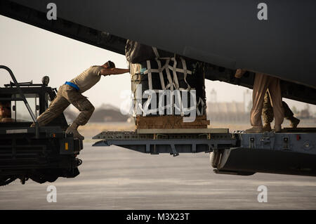 Einen Flieger von der 451St Expeditionary Logistik Bereitschaft Squadron Antenne Anschluss Flug transfers Paletten an einen C-17 Globemaster III für einen Fallschirmabwurf aus Kandahar Airfield, Afghanistan. Die C-17-Crew zwei Fallschirmabwürfen in entlegenen Regionen der Provinz Kandahar. (U.S. Air Force Foto/Master Sgt. Ben Bloker) Laden von AirmanMagazine Stockfoto