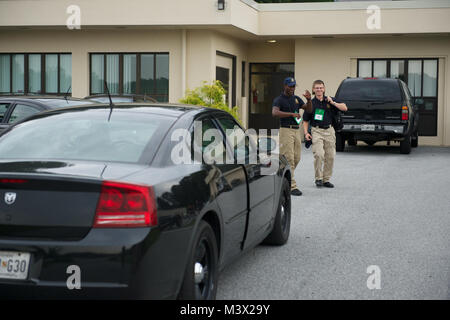 Strafverfolgung Führung 2013 Akademie der U.S. Marshals Service gehostet eine große Gruppe von Strafverfolgungsbehörden Entdecker in dieser Woche, da sie viele der Eidgenössischen Strafverfolgungsbehörden in der Washington DC Metro Area tourte. Strafverfolgung Erkunden bietet pädagogische Weiterbildung für junge Erwachsene auf dem Zwecke, Mission und Ziele der Strafverfolgungsbehörden. Das Programm bietet berufliche Orientierung, Führung Chancen, Erfahrungen und Aktivitäten. Die primären Ziele des Programms sind zu helfen, jungen Erwachsenen eine berufliche Karriere innerhalb der Strafverfolgung wählen und zu t Herausforderung Stockfoto