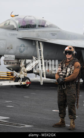 Golf von Oman (15 Juli 2013) - kpl. Stephen Pukmel jr., von Chambersburg, PA, hält eine Kette auf dem Flugdeck an Bord der Flugzeugträger USS Nimitz (CVN 68). Der Nimitz Strike Group ist in die USA 5 Flotte Verantwortungsbereich Durchführung Maritime Security Operations eingesetzt, Theater Sicherheit Bemühungen um Zusammenarbeit und Unterstützung für die Operation Enduring Freedom. (U.S. Marine Foto von Mass Communication Specialist Seaman Apprentice Kelly M. Agee/Freigegeben) vom 15. Juli Batch 10 der 31 von USS NIMITZ (CVN 68) Stockfoto