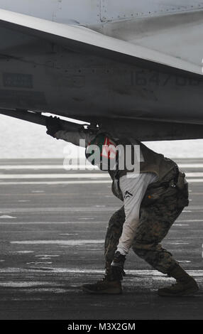 Golf von Oman (Juli 15, 2013) - ein Marine prüft ein Flugzeug an Bord der Flugzeugträger USS Nimitz (CVN 68). Der Nimitz Strike Group ist in die USA 5 Flotte Verantwortungsbereich Durchführung Maritime Security Operations eingesetzt, Theater Sicherheit Bemühungen um Zusammenarbeit und Unterstützung für die Operation Enduring Freedom. (U.S. Marine Foto von Mass Communication Specialist Seaman Apprentice Kelly M. Agee/Freigegeben) vom 15. Juli Batch 11 von 31 durch die USS NIMITZ (CVN 68) Stockfoto