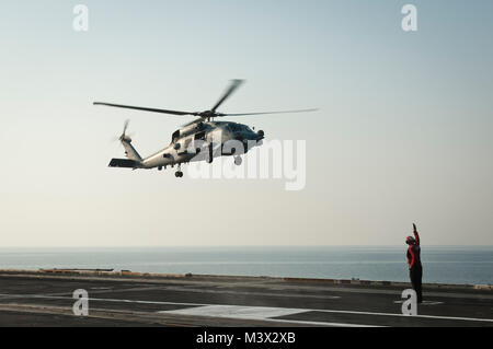 ARABIAN GULF (Aug. 13, 2013) Einem MH-60R Sea Hawk Hubschrauber, der "Wolf Pack" von Hubschrauber Maritime Strike Squadron (HSM) 75 bereitet sich auf die Landung auf dem Flugdeck der Flugzeugträger USS Nimitz (CVN 68). Der Nimitz Strike Group ist in die USA 5 Flotte Verantwortungsbereich Durchführung Maritime Security Operations eingesetzt, Theater Sicherheit Bemühungen um Zusammenarbeit und Unterstützung für die Operation Enduring Freedom. (U.S. Marine Foto von Mass Communication Specialist 3. Klasse Raul Moreno jr./Freigegeben) 14. August Batch 2 von 5 von USS NIMITZ (CVN 68) Stockfoto