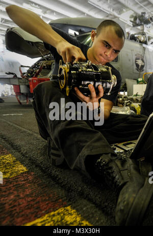 5. US-Flotte VERANTWORTUNGSBEREICH (Aug. 17, 2013) Aviation Machinist Mate Airman Christopher Naranjo, aus Los Angeles, Calif., führt die Instandhaltung auf einem MH-60R Seahawk Hubschrauber zum "Wolf Pack" von Hubschrauber Maritime Strike Squadron (HSM) 75 zugeordnet im Hangar Bucht der Flugzeugträger USS Nimitz (CVN 68). Der Nimitz Strike Group ist in die USA 5 Flotte Verantwortungsbereich Durchführung Maritime Security Operations eingesetzt, Theater Sicherheit Bemühungen um Zusammenarbeit und Unterstützung für die Operation Enduring Freedom. (U.S. Marine Foto von Mass Communication Specialist Seaman Kole E.C Stockfoto