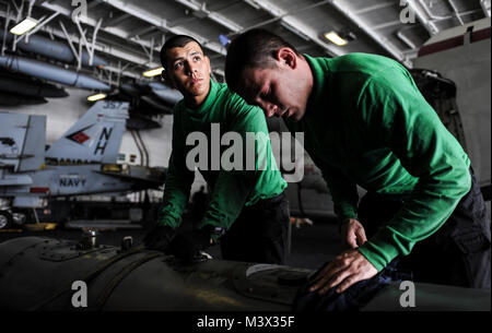 130830-N-MX 772-071 Arabische Meer (30. August 2013) - Aviation Elektriker Mate 1. Klasse Joseph Corelli, rechts, von Syrakus, N.Y., und Aviation Machinist Mate Airman Victor Sanchez von Victorville, Kalifornien, sowohl für Hubschrauber Maritime Strike Squadron (HSM) 75 zugeordnet, sauber einen Hilfskraftstofftank für eine MH-60R Seahawk Hubschrauber an Bord der Flugzeugträger USS Nimitz (CVN 68). Der Nimitz Strike Group ist in die USA 5 Flotte Verantwortungsbereich Durchführung Maritime Security Operations und Theater Sicherheit Zusammenarbeit bereitgestellt werden. (U.S. Marine Foto von Mass Communication Specialist Seaman Si Stockfoto