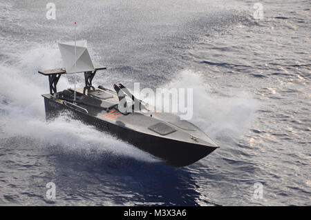 130910-N-IC 228-003 karibische Meer (bis 30. 10, 2013) ein Hammerhai unbemannte, ferngesteuerte Fahrzeug von der Kanadischen Marine auxiliary Öl auffüllen Schiff HMCS Bewahrer (AOR 510) macht eine enge durch die Geführte-missile Frigate USS Rentz (FFG 46) während einer Live-fire Übung während der jährlichen UNITAS multinationale maritime Übung. (U.S. Marine Foto von Lt.Cmdr. Corey Barker/Freigegeben) 130910-N-IC 228-003 durch ussouthcom Stockfoto