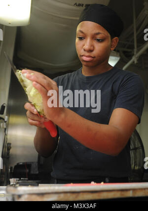 5. US-Flotte VERANTWORTUNGSBEREICH (Sept. 10, 2013) Kulinarische Specialist Seaman Sydney Jordanien, von Reseda, Calif., schneidet Kopfsalat in der Pantry an Bord der Flugzeugträger USS Nimitz (CVN 68). Der Nimitz Strike Group ist in die USA 5 Flotte Verantwortungsbereich Durchführung Maritime Security Operations und Theater Sicherheit Zusammenarbeit bereitgestellt werden. (U.S. Marine Foto von Mass Communication Specialist Seaman Apprentice Kelly M. Agee/Freigegeben) 10 Sept Batch 1 von 4 von USS NIMITZ (CVN 68) Stockfoto