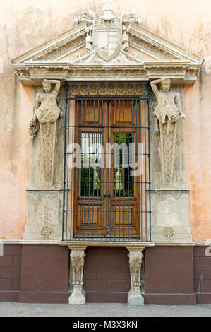 Reich verzierte Fenster aus dem 16. Jahrhundert Casa de Montejo auf der Plaza Grande in Merida, Yucatan, Mexiko Stockfoto