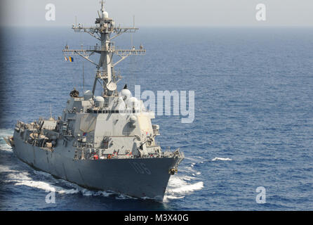 5. US-Flotte VERANTWORTUNGSBEREICH (Sept. 20, 2013) Die geführte Anti-raketen-Zerstörer USS Stockdale (DDG106) Transite der US-Flotte. Stockdale ist derzeit in den USA 5 Flotte Verantwortungsbereich Durchführung Maritime Security Operations und Theater Sicherheit Zusammenarbeit bereitgestellt werden. (U.S. Marine Foto von Mass Communication Specialist 3. Klasse Jakob Milner/Freigegeben) Batch 3 von 6 von USS NIMITZ (CVN 68) Stockfoto