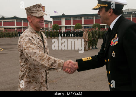 Altarbild, Peru - von Marines von neun ausländischen Nationen flankiert, US Marine Oberst Gary S. Johnston, Kommandierender Offizier der Special Purpose Marine Air-Ground Task Force 24, ist der Kommandant der Peruanischen Marine, hintere Adm begrüßt. Luis Ramos, im Rahmen der Eröffnungsfeier der multinationalen kombinierten Übungen Partnerschaft der Amerika 2010 (POA-10) und im südlichen Exchange 2010 (SE-10) sind so konzipiert, dass Sie gemeinsame Fähigkeiten in der Durchführung von Friedensmissionen und humanitäre Hilfe/Katastrophenhilfe Missionen zu verbessern, 5. Juli 2010. (Foto durch US Navy Mass Communication Specialist 1. Klasse Brien Ah Stockfoto