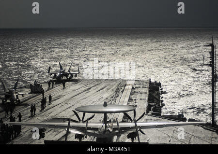 Mittelmeer (Nov. 5, 2013) Eine E-2C Hawkeye zugeordnet zu den "wallbangers" von Airborne Early Warning Squadron (VAW) 117 bereitet die von der Flight Deck des Flugzeugträgers USS Nimitz (CVN 68) starten. Der Nimitz eingesetzt, die Maritime Security Operations und Theater Sicherheit Zusammenarbeit in den USA 6 Flotte Bereich der Operationen. (U.S. Marine Foto von Mass Communication Specialist Seaman Kole E. Tischler/Freigegeben) 131105-N-JC 752-169.jpg Durch die USS NIMITZ (CVN 68) Stockfoto