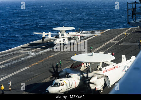 SOUTH CHINA SEA (Nov. 22, 2013) Eine E-2C Hawkeye, die bisher mit der "wallbangers" der Fluggesellschaft Airborne Early Warning Squadron (VAW) 117 startet von der Flight Deck des Flugzeugträgers USS Nimitz (CVN 68) zugeordnet. Der Nimitz und George Washington Streik Gruppen durchgeführt, ein Flugzeug wechseln zwischen VAW VAW 117 und 115. (U.S. Marine Foto von Mass Communication Specialist Seaman Derek A. Harkins/Freigegeben) 001 131122-N-TW 634-066.JPG Stockfoto