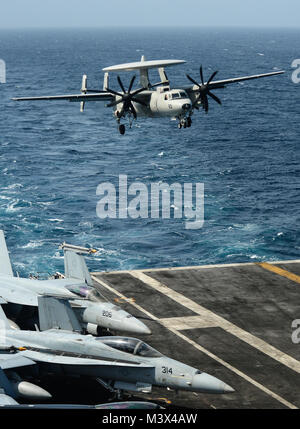 SOUTH CHINA SEA (Nov. 22, 2013) Eine E-2C Hawkeye, die bisher mit der "Liberty Bell" der Fluggesellschaft Airborne Early Warning Squadron (VAW) 115 Ansätze der Flug feck der Flugzeugträger USS Nimitz (CVN 68). Nimitz und George Washington Streik Gruppen eine Ebene wechseln zwischen VAW VAW 117 und 115 durchgeführt. (U.S. Marine Foto von Mass Communication Specialist Seaman Derek A. Harkins/Freigegeben) 131122-N-TW 634-335.JPG Stockfoto