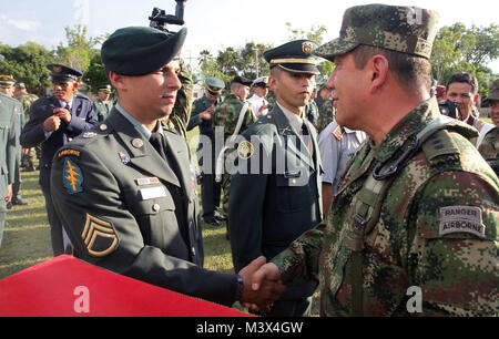 Kolumbianische Generalmajor Juan Pablo Rodriguez Barragan, der Kommandant der kolumbianischen Armee, herzlichen Glückwunsch Staff Sgt. Jose Centeno, bevor er seine Lancero Abzeichen an der kolumbianischen Militär National Training Center in Tolemaida, Dez. 3 dargestellt ist. Centeno, ein kubanisch-amerikanischen von Kissimmee, Fla., an der 2. Battalion, 7th Special Forces Group zugewiesen wurden in Eglin Air Force Base, Fla. Centeno gestellt 2. Insgesamt in seiner Abschlussklasse. Er sagte den Titel der Lancero gibt ihm anrechenbare mit seinem kolumbianischen Partner. (U.S. Armee Foto von Sgt. 1. Klasse Alex Licea, Special Operations Stockfoto