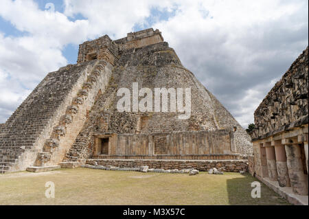 Pyramide des Zauberers und das Viereck der Vögel an die Maya Ruinen von Uxmal, ein UNESCO-Weltkulturerbe, Yucatan, Mexiko Stockfoto