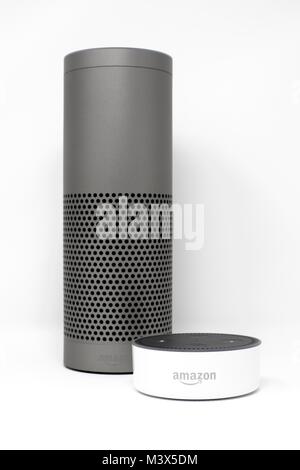 Amazon Echo Plus und Echo Dot smart home Lautsprecher mit Alexa eine Voice Assistant gesteuert Stockfoto