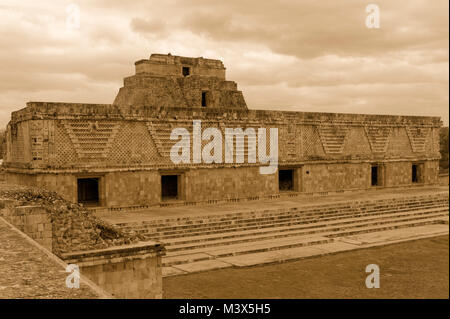 Sepia Ton Ost Gebäude des Klosters Viereck mit Pyramide des Zauberers auf die Mayaruinen von Uxmal, Yucatan, Mexiko Stockfoto