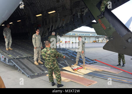 Us-Soldaten, S.C. Army National Guard, arbeiten mit kolumbianischen Luftfahrt militärische Mitglieder Techniken zu zeigen für die UH-60 Black Hawk auf ein Frachtflugzeug zu laden. Ein Team von drei Experten aus dem S.C. Army National Guard wird in der Republik Kolumbien zur Unterstützung der Partnerschaft durch das S.C. National Guard gesponsert, die gemeinsame Nutzung von Erfahrungen und technischen Ideen zwischen den Ländern, April 1-7, 2014. 140404-Z-ZZ 999-010 durch ussouthcom Stockfoto