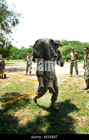 140716-N-YB 590-147 Hospital Corpsman 3. Klasse James Johnson zeigt einen Unfall Extraktion als Er trägt Hospital Corpsman 1. Klasse Clarence Perry, sowohl zu speziellen Zweck Marine Air-Ground Task Force (SPMAGTF) Süd zugeordnet, die kolumbianische Marine Studenten und medizinische Ausbilder im Internationalen Zentrum für amphibische Ausbildung in Covenas, Kolumbien. SPMAGTF Süd, eine ausgewogene Luft-, Boden- und Logistik Kraft, die angepasst werden können Missionen in einer Vielzahl von Krisen zu vollenden, ist an Bord die Zukunft amphibisches Schiff USS America (LHA 6) begonnen. Amerika reisen, Thr Stockfoto