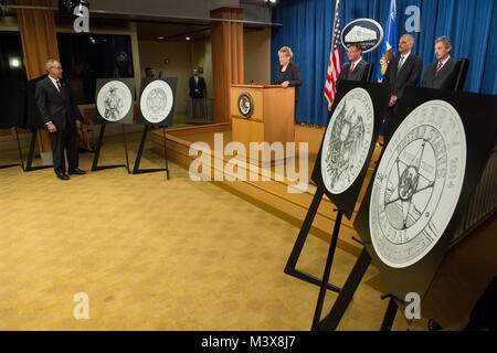 WASHINGTON - Jim Dunn, Präsident der US-Marshal Service Museum zeigt auf das Silber $ 1 Münze design U.S. Marshals Service Director Stacia Hylton, Justizminister Eric Holder, und die U.S. Mint Stellvertretender Direktor Richard Peterson die offizielle Designs für die U.S. Marshals Service 225th Geburtstag Gedenkmünzen während einer öffentlichen Veranstaltung im Ministerium der Justiz Mittwoch vorgestellt. Von Künstlern von der US-Mint, die drei Münzen das Vermächtnis der landesweit ältesten federal law enforcement Agency und seine 225 Jahre Service, die Sept. 24 offiziell gefeiert werden hervorgehoben vertraglich konzipiert Stockfoto