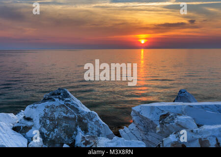 Sonnenaufgang in Porto Vathy. Insel Thassos, Griechenland Stockfoto