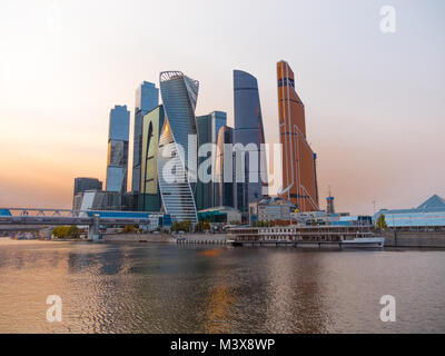 Moskau - 14. Oktober: Moskau, moderne Gebäude aus Glas und Stahl Wolkenkratzer gegen den Himmel am 14. Oktober 2017 in Moskau, Russland Stockfoto