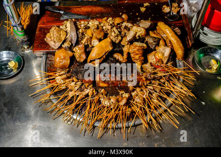 Schweinefleisch ist für den Verkauf in einem kleinen Restaurant in den Straßen der Stadt angezeigt. Stockfoto