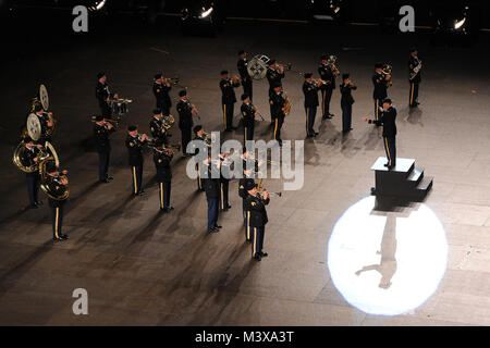 Die US-Armee 4 Infanterie Division Band spielt in der Formation während des Colorado International Tattoo an der World Arena in Colorado Springs, Colo Sept. 27, 2014. Die show geehrt Krieger spiele Athleten, die in der Menge während der Show. (DoD Nachrichten Foto durch EJ Hersom) 140927 - D-DB 155-003 von DoD News Fotos Stockfoto