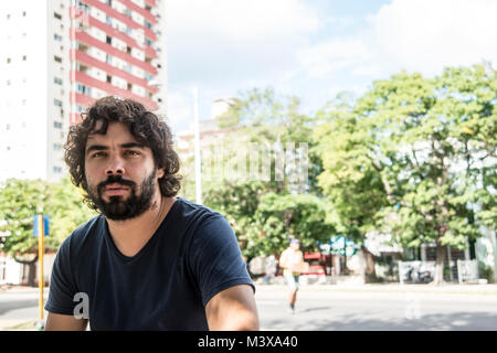 Kubanischen Regisseur Carlos Lechuga beim Fototermin in Havanna Stockfoto