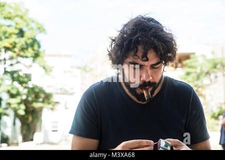 Kubanischen Regisseur Carlos Lechuga beim Fototermin in Havanna Stockfoto