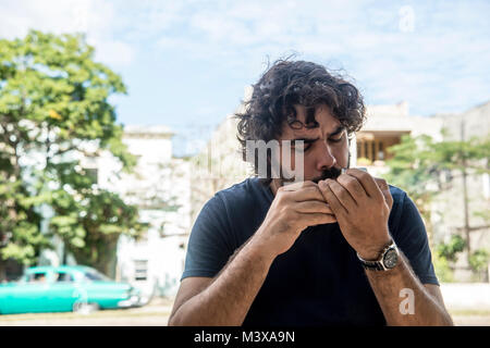 Kubanischen Regisseur Carlos Lechuga beim Fototermin in Havanna Stockfoto