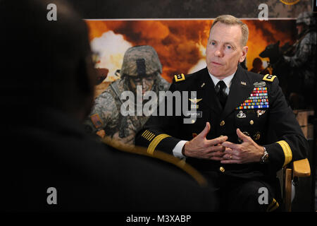 Generalleutnant Bernard S. Champoux, Kommandierender General 8 U.S. Army/Stabschef der kombinierten Kräfte Command/United States Forces Korea von der Verteidigung Media Aktivität befragt wird. Der General war die Teilnahme an der Verein 2014 von der United States Army (AUSA) jährliche Sitzung und der Ausstellung im Washington Convention Center statt. (Departement für Verteidigung Foto von Marvin Lynchard) 141015-D-FW 736-035 von DoD News Fotos Stockfoto