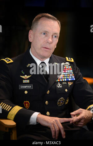 Generalleutnant Bernard S. Champoux, Kommandierender General 8 U.S. Army/Stabschef der kombinierten Kräfte Command/United States Forces Korea von der Verteidigung Media Aktivität befragt wird. Der General war die Teilnahme an der Verein 2014 von der United States Army (AUSA) jährliche Sitzung und der Ausstellung im Washington Convention Center statt. (Departement für Verteidigung Foto von Marvin Lynchard) 141015-D-FW 736-024 von DoD News Fotos Stockfoto