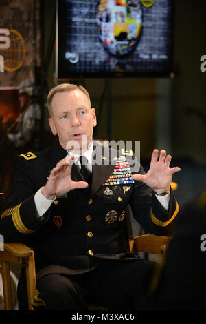 Generalleutnant Bernard S. Champoux, Kommandierender General 8 U.S. Army/Stabschef der kombinierten Kräfte Command/United States Forces Korea von der Verteidigung Media Aktivität befragt wird. Der General war die Teilnahme an der Verein 2014 von der United States Army (AUSA) jährliche Sitzung und der Ausstellung im Washington Convention Center statt. (Departement für Verteidigung Foto von Marvin Lynchard) 141015-D-FW 736-027 von DoD News Fotos Stockfoto