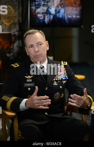 Generalleutnant Bernard S. Champoux, Kommandierender General 8 U.S. Army/Stabschef der kombinierten Kräfte Command/United States Forces Korea von der Verteidigung Media Aktivität befragt wird. Der General war die Teilnahme an der Verein 2014 von der United States Army (AUSA) jährliche Sitzung und der Ausstellung im Washington Convention Center statt. (Departement für Verteidigung Foto von Marvin Lynchard) 141015-D-FW 736-029 von DoD News Fotos Stockfoto