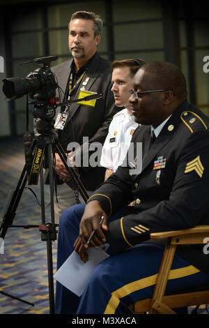 Mitglieder der Verteidigung Media Aktivität führen Interview mit Generalleutnant Bernard S. Champoux, Kommandierender General 8 U.S. Army/Stabschef der kombinierten Kräfte Command/United States Forces Korea. Der General war die Teilnahme an der Verein 2014 von der United States Army (AUSA) jährliche Sitzung und der Ausstellung im Washington Convention Center statt. (Departement für Verteidigung Foto von Marvin Lynchard) 141015-D-FW 736-030 von DoD News Fotos Stockfoto