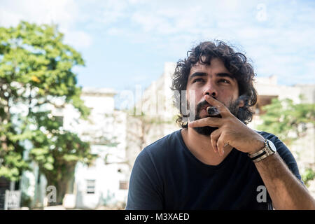 Kubanischen Regisseur Carlos Lechuga beim Fototermin in Havanna Stockfoto