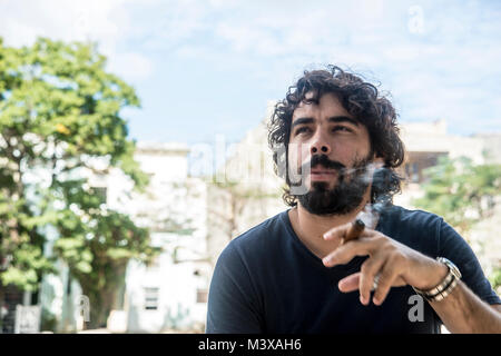 Kubanischen Regisseur Carlos Lechuga beim Fototermin in Havanna Stockfoto