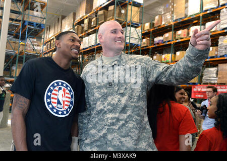 Washington Wizards Guard Bradley Beal, Links, posiert für ein Foto mit der Armee Master Sgt. Adam Shaw während eines freiwilligen Bemühung an der Capital Area Food Bank in Washington, D.C., Okt. 24, 2014. Der Abteilung für die Verteidigung und die National Basketball Association haben sich zu einer Initiative mit dem Namen "Service" eine Kultur der Service- und ehrenamtliche Tätigkeiten in den Gemeinschaften, in denen Service Mitglieder leben und arbeiten zu schaffen. (DoD Nachrichten Foto durch EJ Hersom) 141024 - D-DB 155-001 von DoD News Fotos Stockfoto