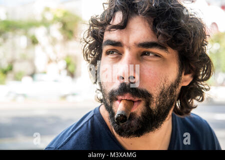 Kubanischen Regisseur Carlos Lechuga beim Fototermin in Havanna Stockfoto