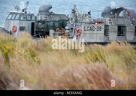 Us-Marine (LCAC Landing Craft Luftgepolsterte) Besatzungsmitglieder Pläne machen am Strand während Bold Alligator 2014 Fort Story, Va. Vom 31. Oktober 2014. Bold Alligator 2014 ist eine multinationale Koalition Naval und amphibische militärische Übung bewirtet durch die Vereinigten Staaten. (DoD Nachrichten Foto durch EJ Hersom) 141031 - D-DB 155-014 von DoD News Fotos Stockfoto