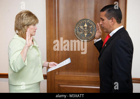 US Marshals Service Director Stacia Hylton schwört in Jaun Mattos jr., wie die neue Marshal für den Bezirk New Jersy. Die Vereidigung wurde an der U.S. Marshals Service Hauptsitz in Washington, D.C., 7. Juli 2011 statt. Foto: Shane T. McCoy/US Marshals USMS 7 Jun 11-2 durch U.S. Marshals Service Stockfoto