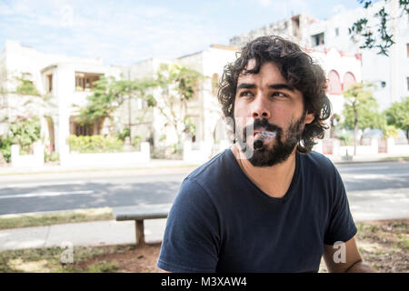 Kubanischen Regisseur Carlos Lechuga beim Fototermin in Havanna Stockfoto