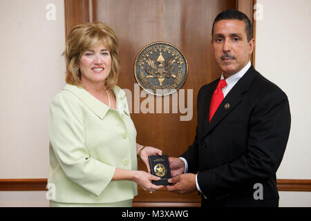 US Marshals Service Director Stacia Hylton schwört in Jaun Mattos jr., wie die neue Marshal für den Bezirk New Jersy. Die Vereidigung wurde an der U.S. Marshals Service Hauptsitz in Washington, D.C., 7. Juli 2011 statt. Foto: Shane T. McCoy/US Marshals USMS 7 Jun 11-3 durch U.S. Marshals Service Stockfoto