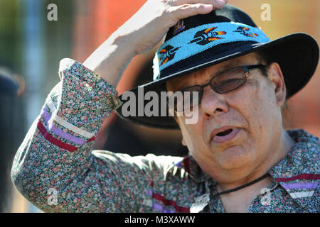 141108-D-FW 736-026 - Ted Tenorio, Native American Veterans Association Präsident und Armee Vietnam Veteran, aus dem Stamm aus Tagua und aus dem Blut Stamm Jahren verabschiedet, Tänze während der Kürbis Tanz Teil der jährlichen der Native American Veterans Association Veteranen Wertschätzung und Heritage Day Pow Wow in South Gate, Kalifornien, November 8. und 9. Mehr als 4.000 Menschen vertreten ihre Stämme und ihre jeweiligen militärischen Service Filialen mit inter-tribal Musik, Tanz, Kunst und Handwerk und Geschichten während der zweitägigen Veranstaltung. (Departement für Verteidigung Foto von Marvin Lynchard) 141108 Stockfoto