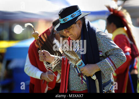 141108-D-FW 736-028 -- Ted Tenorio, Native American Veterans Association Präsident und Armee Vietnam Veteran, aus dem Stamm aus Tagua und aus dem Blut Stamm Jahren verabschiedet, Tänze während der Kürbis Tanz Teil der jährlichen der Native American Veterans Association Veteranen Wertschätzung und Heritage Day Pow Wow in South Gate, Kalifornien, November 8. und 9. Mehr als 4.000 Menschen vertreten ihre Stämme und ihre jeweiligen militärischen Service Filialen mit inter-tribal Musik, Tanz, Kunst und Handwerk und Geschichten während der zweitägigen Veranstaltung. (Departement für Verteidigung Foto von Marvin Lynchard) 141107 Stockfoto