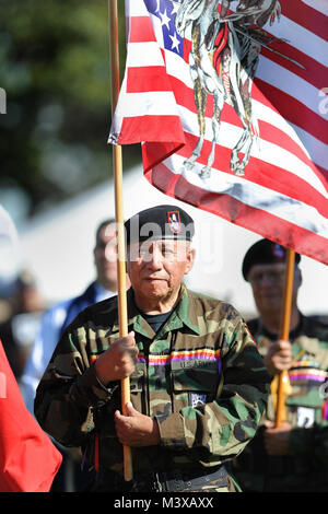 141108-D-FW 736-004 - zog sich Armee und Luftwaffe Vietnam Veteran William Givens, ein Mitglied der Muscogee Stamm aus South Gate, Kalifornien, führt die Wache während des Grand Eintrag Zeremonie in Native American Veterans Association jährlich Veteranen Wertschätzung und Heritage Day Pow Wow in South Gate, Calif., Nov. 8. und 9. Mehr als 4.000 Menschen vertreten ihre Stämme und ihre jeweiligen militärischen Service Filialen mit inter-tribal Musik, Tanz, Kunst und Handwerk und Geschichten während der zweitägigen Veranstaltung. (Departement für Verteidigung Foto von Marvin Lynchard) 141108-D FW 736-004 von DoD Stockfoto