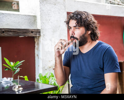 Kubanischen Regisseur Carlos Lechuga beim Fototermin in Havanna Stockfoto